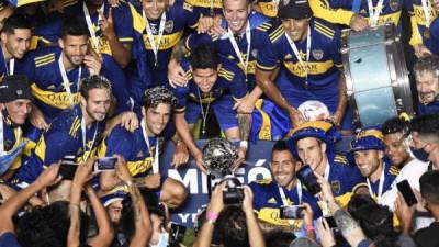 La plantilla de Boca celebró por todo lo alto la obtención de la Copa Diego Maradona. Foto AFP.