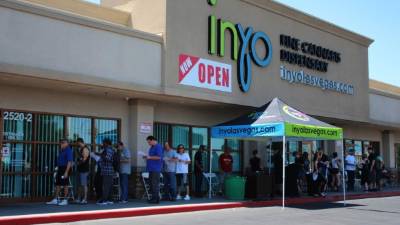 Clientes hacen fila para entrar a un dispensario de marihuana hoy, sábado 1 de julio de 2017, en Las Vegas, Nevada (EE.UU.). EFE