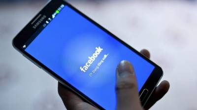 Instagram y WhatsApp fueron adquiridas por la compañía de Menlo Park en 2012 y 2014, respectivamente, mientras que Messenger tiene su origen como el servicio de mensajería propio de la aplicación de Facebook. EFE/Archivo