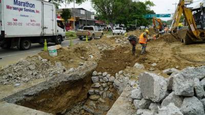 Las retroexcavadoras trabajan en la zona para la construcción del puente a desnivel en la Juan Pablo Segundo y la primera
