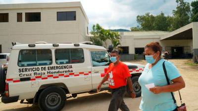 Atención. Una ambulancia de la Cruz Roja traslada a un paciente con síntomas de covid al trtiaje de Infop en San Pedro Sula.