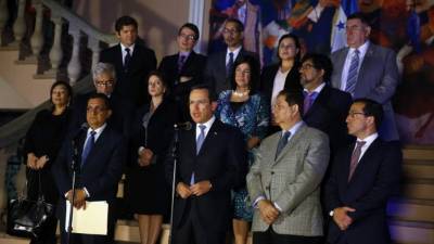 En una gráfica de archivo, autoridades del Gabinete Económico dan los resultados de la primera revisión hecha por el FMI.