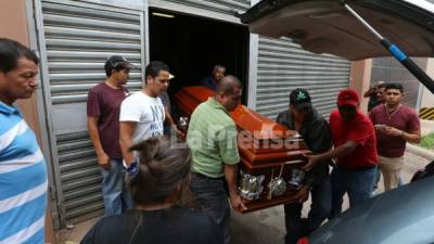 Familiares reclaman los restos del ganadero Erasmos Santos Velásquez en la morgue capitalina.