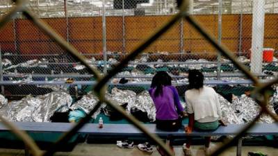 Trump le recordó a Biden que fue la administración de Obama la que construyó las jaulas para detener a los migrantes detenidos en la frontera.