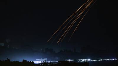 Esta fotografía tomada desde el lado israelí de la frontera con Gaza el 10 de noviembre de 2023 muestra bengalas israelíes sobre la Franja de Gaza en medio de las batallas en curso entre Israel y el movimiento palestino Hamás.