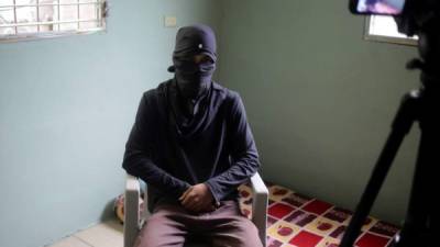 Un joven víctima de pandillas atiende una entrevista con Efe con el rostro cubierto para evitar ser identificado. EFE