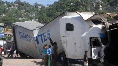 El accidente vial dejó dos personas muertas y 15 heridas.