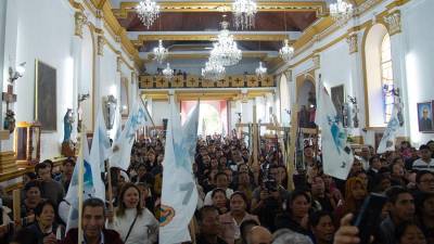 Personas asisten al funeral del sacerdote Marcelo Pérez Pérez durante su este domingo, en el municipio de San Cristobal de las Casas (México).