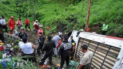 Según la información, el autobús se salió de la carretera y cayó por un barranco de unos 100 metros al parecer después de que el chófer se quedara dormido. Foto cortesía Listindiario.com.do
