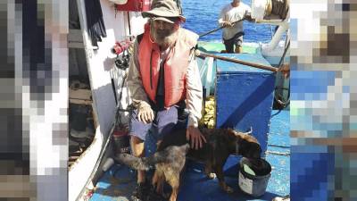 Un náufrago australiano fue encontrado por un buque atunero mexicano en el océano Pacífico después de tres meses a la deriva al lado de su perra y ambos volverán a tierra mañana martes, informó este lunes la firma Grupomar, un ‘holding’ que reúne a empresas mexicanas en los sectores pesquero, portuario y alimentario.