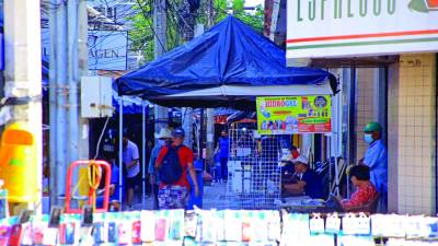 Al recorrer el parque y la peatonal sin adentrarse en la tercera avenida y calles aledañas se evidencia la falta de orden y de un plan para recuperar el distrito central de negocios. Moisés Valenzuela.