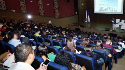 Los conferencistas mientras hablaban con los jóvenes de la Unitec.