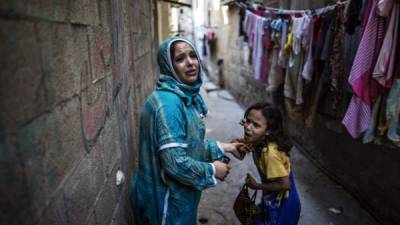 Los rostros de una mujer palestina y su hija denotan el terror que se vive a diario.