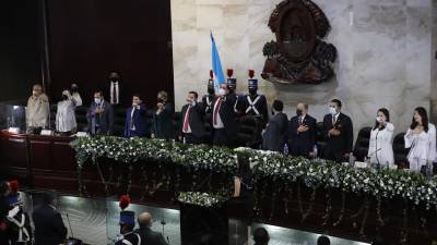 Diputados cantan el himno nacional durante la sesión de instalación del Parlamento para el periodo 2022-2026, el 25 de enero de 2022, en Tegucigalpa (Honduras). EFE/Gustavo Amador