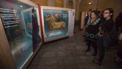Un grupo de personas observa varias de las piezas de la exposición didáctica '16 personajes que maravillan y... Miguel de Cervantes' en Tegucigalpa (Honduras). La exposición fue inaugurada como parte de las actividades culturales para rendir homenaje a uno de los más grandes escritores de la literatura española. El acto estuvo a cargo del embajador de España en Tegucigalpa, Miguel Albero, la ministra de Educación hondureña, Rutilia Calderón, y la directora del Museo de la Identidad Nacional (MIN), Eva Carolina Gómez, quienes elogiaron la obra de Cervantes, cuyo cuarto centenario de muerte se cumplió en 2016. EFE/Gustavo Amador