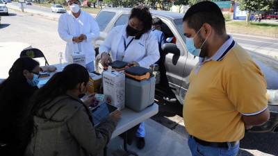Personal de Salud vacuna a los ciudadanos contra la covid-19.