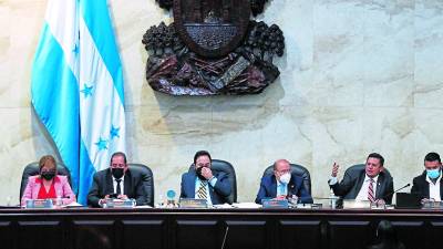 Los diputados de la bancada oficialista de Libre en la junta directiva junto a Luis Redondo.