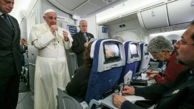 El papa Francisco responde preguntas a los 76 periodistas que lo acompañaron en su retorno al Vaticano. Foto: AFP/Alessandro Di Meo