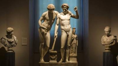 La escultura 'Orestes y Pílades', de la Escuela de Pasiteles, perteneciente a la exposición 'La mirada del otro. Escenarios para la diferencia' que presenta hoy el Museo del Prado de Madrid. EFE