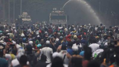 Un nuevo estallido de violencia estremece a Venezuela luego de que el presidente interino, Juan Guaidó, convocara a los opositores a las calles tras un alzamiento militar en una base aérea de Caracas.