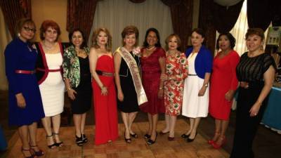 Las socias del IWC junto a la Mujer del Año IWC 2015 Lizeth Simón de Nassar.