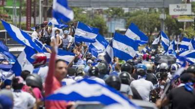 Miles de personas a bordo de coches, motos, bicicletas y camionetas marchaban este sábado por las calles de Managua (Nicaragua) para exigir la salida de Daniel Ortega del poder. EFE