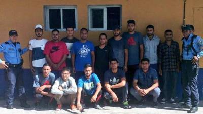 Las autoridades mantienen bajo custodia a los indocumentados.