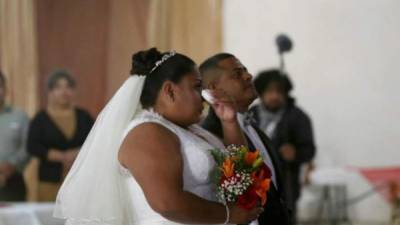 La pareja de hondureños estaban visiblemente emocionados. Foto: Sergio Ortiz del sitio Frontera.Info