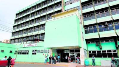 El joven permanece interno en el Hospital Escuela Universitario.