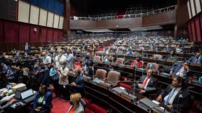 Fotografía de archivo de archivo de miembros de la Cámara de Diputados dominicana mientras asisten a una sesión para votar de nuevo el Código Penal en Santo Domingo.