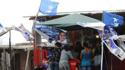 Una carpa con propaganda electoral de la contienda de 2013.