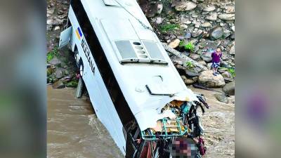 El bus cayó al río en Copán.