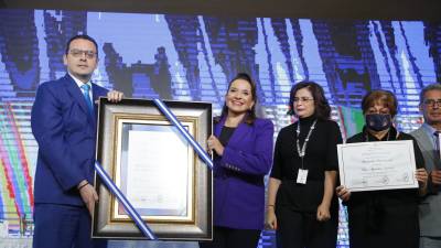 Xiomara Castro recibió su credencial como presidenta electa de Honduras.