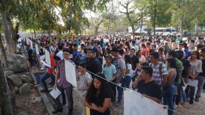 Los aspirantes esperan mientras comienza el proceso.