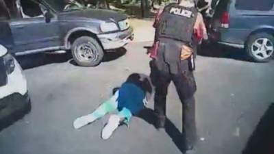 Una captura del video evidencia como el policía le apunto al afrodescendiente.