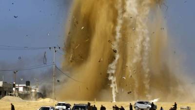 Dos ataques alcanzaron posiciones de Hamas, provocando una fuerte explosión y una gran columna de humo.