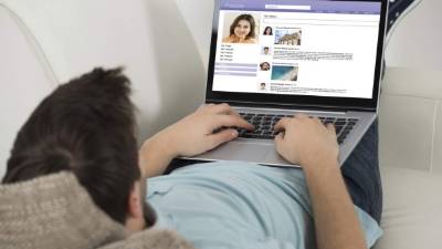 Una foto en solitario, con tonalidades verdes y bien enfocada evoca un nivel de inteligencia más alto.