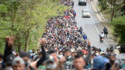 Una caravana compuesta por más de 9.000 migrantes hondureños cruza este sábado el oeste de Guatemala en busca de llegar a Estados Unidos tras superar en las últimas horas varios dispositivos policiales que querían impedir su paso. AFP
