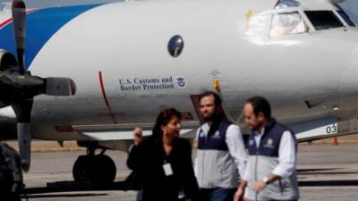 La agencia añadió que, mientras dure la pandemia, continuará colaborando con el Departamento de Estado para facilitar el retorno seguro de ciudadanos estadounidenses en los vuelos de retorno desde Guatemala, Honduras y El Salvador. EFE/Esteban Biba/Archivo