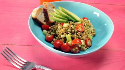 Sirva la ensalada de lentejas con pan.