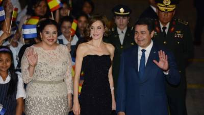 La primera dama de Honduras, Ana García, la reina Letizia de España, y el presidente hondureño Juan Orlando Hernández.