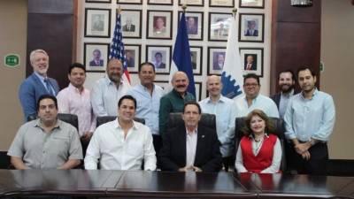 Encuentro. Al centro, Lawrence J. Gumbiner y los miembros de la Cámara de Comercio. Foto cortesía: CCIC.