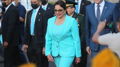 La presidenta de Honduras, Xiomara Castro, resaltó con su vestido azul turquesa.