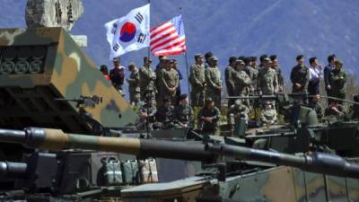 Militares estadounidenses y surcoreanos realizan maniobras militares conjuntas.