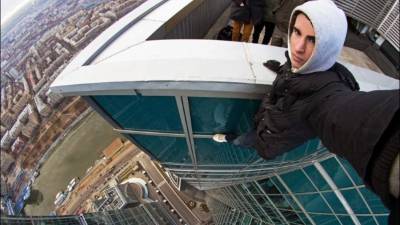 Las 'selfies' extremas se han convertido en una peligrosa moda que ha llevado, incluso, al gobierno ruso a realizar una campaña informativa. Hay muchas formas de morir, pero nadie hubiese imaginado que las fotos serían una de estas.