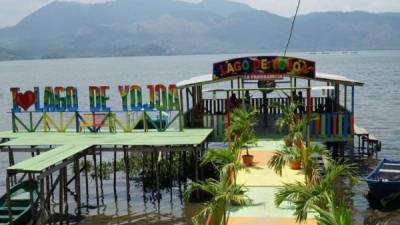 A couple poses for a selfie at Lake Yojoa, largest natural lake in Honduras, in Santa Cruz de Yojoa municipality, some 180 km northwest of Tegucigalpa, on September 6, 2020, amid the COVID-19 novel coronavirus pandemic. - The novel coronavirus has killed 2,000 people in Honduras in the first six months since the pandemic erupted in the country, with more than 64,500 contagions. As the country is gradually reopening the economy, thousands of Hondurans have turned to the mountains and other tourist places that give them security. One of the most visited places is Lake Yojoa. (Photo by Orlando SIERRA / AFP)