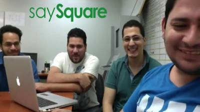 Cristian Espinoza -camisa verde- junto a su equipo conformado por Leonardo Amador, Armando Alvarado y Wilfredo Guevara desarrollaron SaySquare.