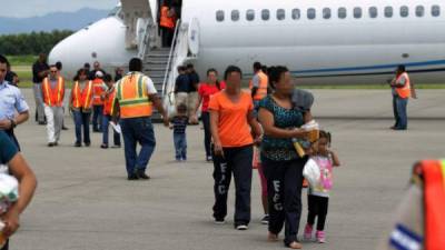 La Casa Blanca confió hoy en que la llegada el lunes a Honduras de un primer vuelo con 22 menores de edad y 8 madres que habían cruzado sin documentos la frontera a EE.UU. envíe una 'clara señal'.