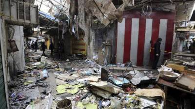 Varios iraquíes inspeccionan el lugar del atentado registrado el pasado sábado 31 de diciembre en el mercado Sinak, en el centro de Bagdad (Irak). EFE