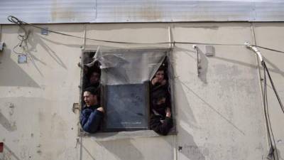 Varios colonos se encierran en su casa mientras se produce la llegada de tropas para proceder al desalojo del asentamiento judío ilegal de Amoná, en Cisjordania. EFE